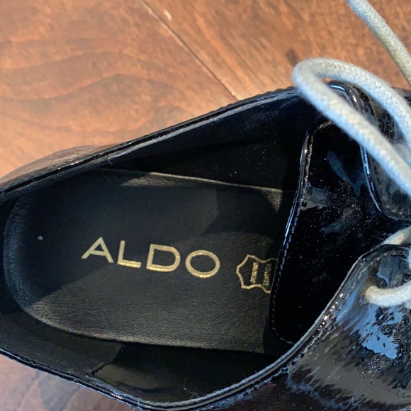 Lug sole lace ups SZ 6 / black patent w/ gold rand - Picture 6 of 7